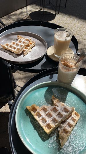 Waffeln und Chai Latte warm und einmal kalt  at Kaffeemacherei in Frankfurt