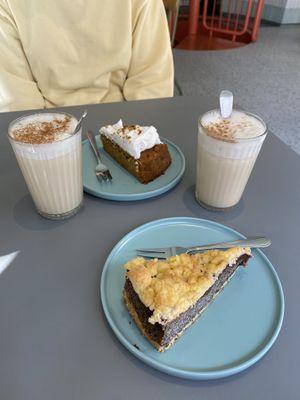 Mohnkuchen, Karottenkuchen und Iced Chai Latte  at Kaffeemacherei in Frankfurt