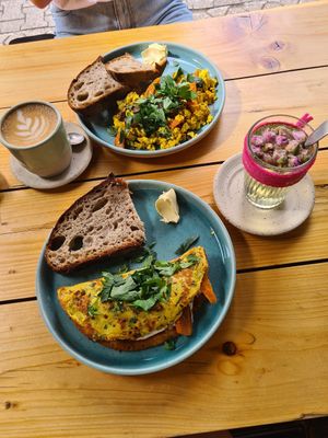 Rührei und Omelette mi Gemüse gefüllt. Dazu ein Café latte (glaube ich) und einem Rosenblütentee at Kaffeemacherei in Frankfurt