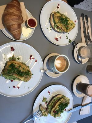 Avocado toast with chickpea omelette   at Kaffeemacherei in Frankfurt