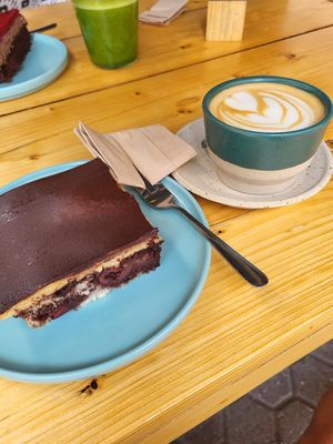 Donauwelle and cappuccino at Kaffeemacherei in Frankfurt