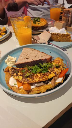 Veganes Omlett mit Gemüse 🥰 at Kaffeemacherei in Frankfurt