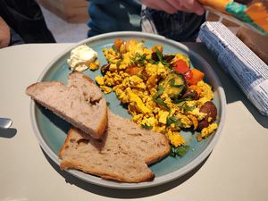 Rührtofu mit Gemüse at Kaffeemacherei in Frankfurt
