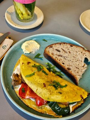 Kichererbsenomlette mit Gemüse at Kaffeemacherei in Frankfurt