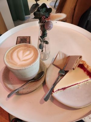 Oat latte and white chocolate raspberry cake at Kaffeemacherei in Frankfurt