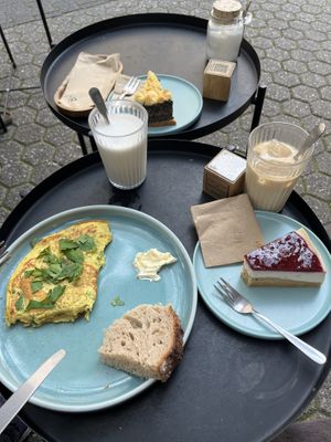Kichererbsenomelette, Käse- und Mohnkuchen  at Kaffeemacherei in Frankfurt