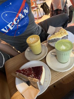 Kurkuma Latte
Matcha Latte
Mohn Pfirsich Kuchen
Käse Raspberry Kuchen at Kaffeemacherei in Frankfurt