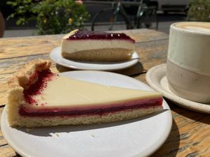 Weiße Schokolade Himbeere und Käsekuchen Brombeere  at Kaffeemacherei in Frankfurt