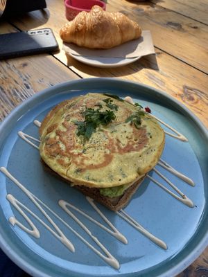 This is the avocado sandwich with omlett at Kaffeemacherei in Frankfurt