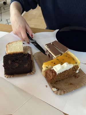 Links: Zucchini-Schokokuchen, Zitronenkuchen; Rechts: Maracuja-Käsekuchen, Donauwelle, Karottenkuchen  at Kaffeemacherei in Frankfurt