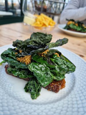 Federkohl mit Senfkörnern und Feigenmus at Fanø Krogaard in Fanoe