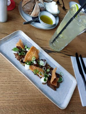 Voorgerecht met aubergine, mega goed bereid (smaakt niet eens meer naar aubergine) en broodje met olijfolie at BUCK Bar Kitchen in Boskoop