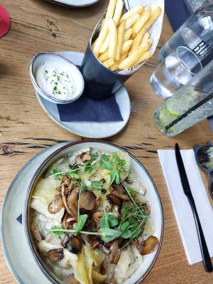 Vegan ravioli en patat met vegan mayo at BUCK Bar Kitchen in Boskoop