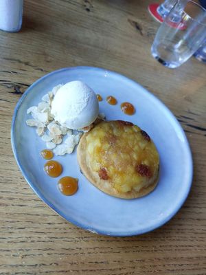 Appel toetje met vegan vanille ijs at BUCK Bar Kitchen in Boskoop