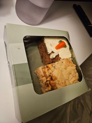 Vegan Carrot cake and vegan apple pie at Brownies & downieS in Leiden