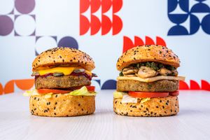 AMERICANA (lenteburger): 
Salsa BBQ casera, queso cheddar de cashews y pickles.

PARRILLERA (lenteburger):
Champiñones dorados, queso tofu ahumado y salsa chimichurri original.  at Holy Plants in Lima