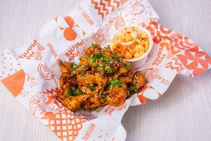 COLIFLOWER WINGS

Alitas de coliflor acompañadas con ensalada coleslaw.
- Salsa Teriyaki agridulce: Tradicional salsa oriental, elaborada con panela y un toque de kión.     
- Salsa BBQ: salsa americana hecha en casa con insumos naturales. at Holy Plants in Lima