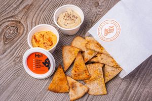 PITA CHIPS.
Salsa hummus y dip de berenjenas: sabroso hummus de pimiento morroneado y salsa árabe baba ganoush de berenjenas ahumadas. at Holy Plants in Lima