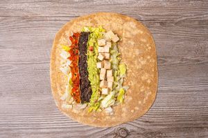 BURRITO ESTELAR:
Tortilla integral rellena con tofu, frijoles negros refritos, guacamole, salsa de tomates y ajíes rostizados y lechuga.
Acompañado de papas fritas rústicas. at Holy Plants in Lima