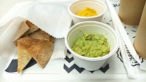Dips con guacamole y queso cheddar de cashews at Holy Plants in Lima