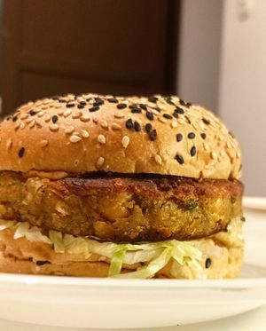 Hamburguesa mediterránea at Holy Plants in Lima