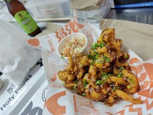 Coliflower wings, delicioso, ensalada coleslaw y kombucha sabor mojito! at Holy Plants in Lima