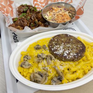 Mac and cheese with chickpea burger, and then some of the best cauliflower barbecue wings I’ve ever had  at Holy Plants in Lima