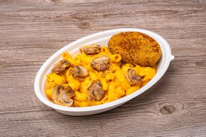 MAC AND CHEESE DE LA CASA. 
Los siempre queridos macarrones en cremoso queso cheddar de cashews y champiñones dorados. Una versión con fideos de arroz y más deliciosos que nunc at Holy Plants in Lima