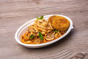 BOLOÑESA PLANT BASED. Fetuccini de quinua integral con salsa casera de tomates horneados, hierbas aromáticas, carne molida de soya y champiñones dorados. at Holy Plants in Lima