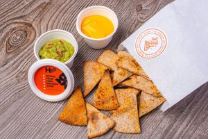 PITA CHIPS. Guacamole fresco y un cremoso queso de cashews tipo cheddar.  at Holy Plants in Lima