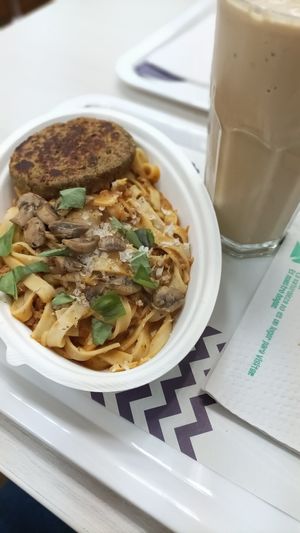 Bolognese mit Linsen Patty at Holy Plants in Lima