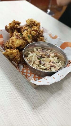 Blumenkohl Wings mit Coleslow at Holy Plants in Lima