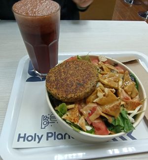 Combo salad con limonada de arándanos at Holy Plants in Lima