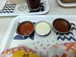 Puedes elegir 3 cremas en el combo fiesta. Elegimos ketchup, mayonesa, BBQ, también hay ají at Holy Plants in Lima