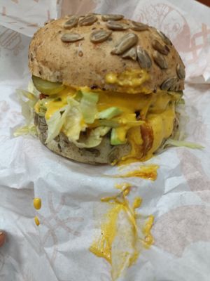 Hamburguesa americana. (La foto no le hace justicia a lo rica que estaba) at Holy Plants in Lima