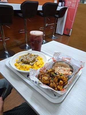 Mac n cheese w/ burger and amazing cauliflower wings at Holy Plants in Lima