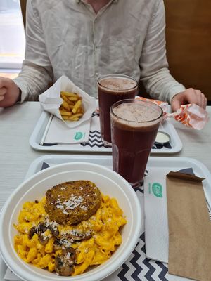 MacNCheese and Burrito hidden behind Lemonade at Holy Plants in Lima