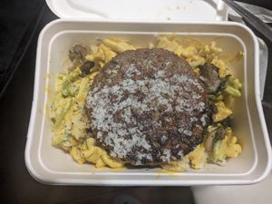 Mac n cheese with beyond burger at Holy Plants in Lima
