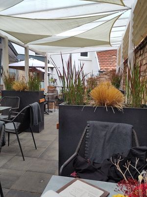 There's a cozy roofed patio outside at Ennie's Deli & Mehr in Homburg