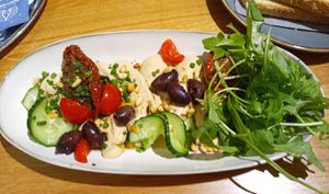 Hummous Teller at Tratschcafé in Kottingbrunn