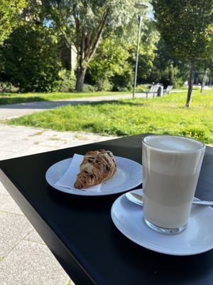 Alle Heißgetränke gibt es mit Hafermilch  at Café Winzig in Neustadt
