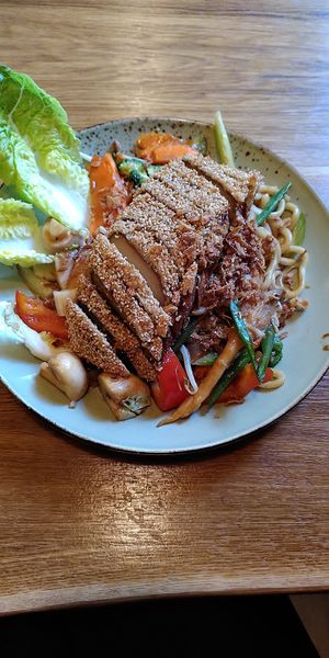 Udonnudeln mit veganer Ente (Udon xao) at Rou Vegan in Berlin