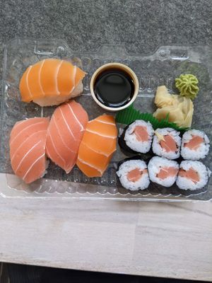 Menu 3: 6x tekka maki, 2x vegan tuna and 2x vegan salmon.

 at Rou Vegan in Berlin