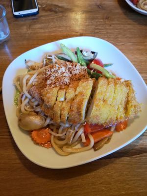 23. Gebratene Udon Nudeln mit ausgewählten Gemüse und Veganem Hähnchen at Rou Vegan in Berlin