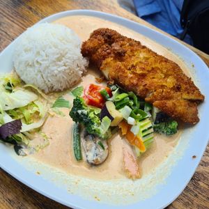 Vegan chicken with red curry at Rou Vegan in Berlin