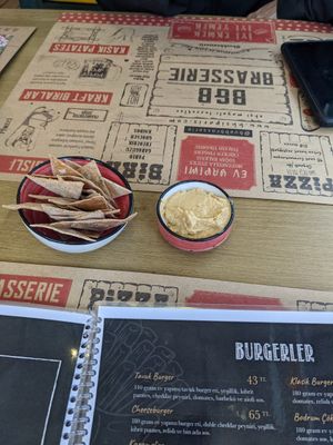 Crackers and dip at B&B Brasserie in Bodrum