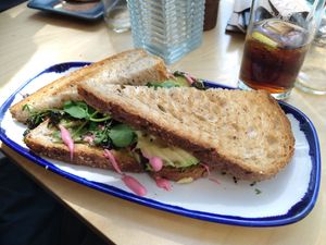 Avocado toast met zoetzure komkommer, sla, nori en sesamzaad at Zeta in The Hague