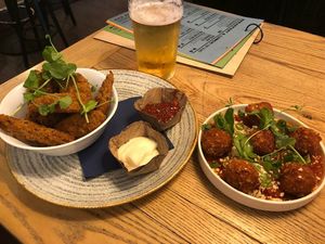 Left: Buffalo Wings   ; Right: "Mac n Cheese" at Zeta in The Hague