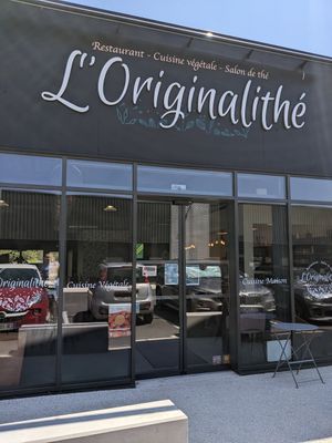 view from outside at L'Originalithé in St-paul-trois-chateaux