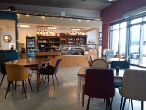 Comptoir et une partie de la salle at L'Originalithé in St-paul-trois-chateaux